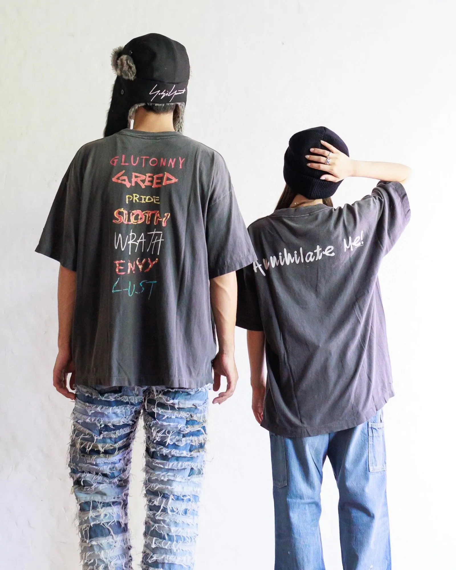 SAINT Mxxxxxx SEVEN DEADLY SS TEE/BLK Phantom SAINT Seven Deadly Sins Printed TEE Washed Black S-XL Look for cylindrical fabrics with no side seams. Don’t buy open width fabrics anymore. It’s boring. Assute garments are dyed. The whole piece is sprayed with Ma Liu. Then spray the heavy parts to fade. The collar and cuffs are frayed. Many hangings are frayed. Accessories are complete. Customized original consistent main mark/wash mark/little angel anti-counterfeiting mark.